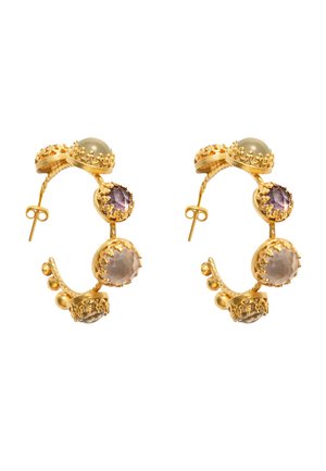 Złote kolczyki koła z oprawami przypominającymi koronę, z dużymi okrągłymi kamieniami w stonowanych odcieniach zieleni, fioletu i bladego różu oraz ozdobnymi złotymi koralikami.