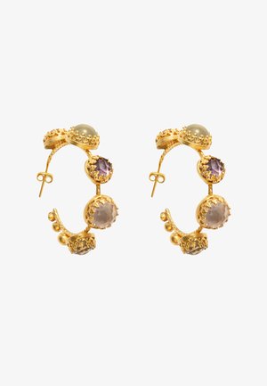 Zlatne naušnice u obliku obruča s postavkama nalik kruni, s velikim okruglim kamenjem u prigušenoj zelenoj, ljubičastoj i blijedo ružičastoj boji, te ukrasnim zlatnim perlicama.