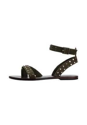 Sandalia plana de color verde oliva con tira con hebilla alrededor del tobillo y tachuelas redondas plateadas en las tiras sobre los dedos y alrededor del talón.