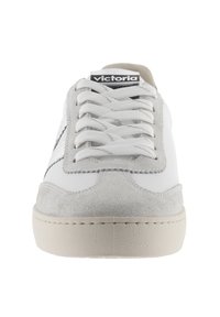 Zapatilla blanca con acentos de ante gris, que presenta una puntera texturizada, cordones blancos planos y un logo en la lengüeta. Suela de goma plana.