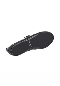 Chaussure noire plate avec des accents cloutés le long des bords, tige en cuir lisse, semelle en synthétique et logo en relief sur la semelle.