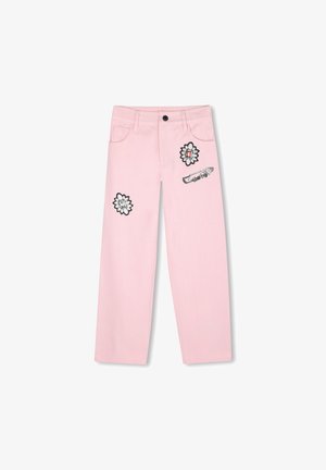Pantalon en denim rose à jambes larges avec poches avant et patches brodés décoratifs en noir et argent. Comprend des détails de surpiqûre.