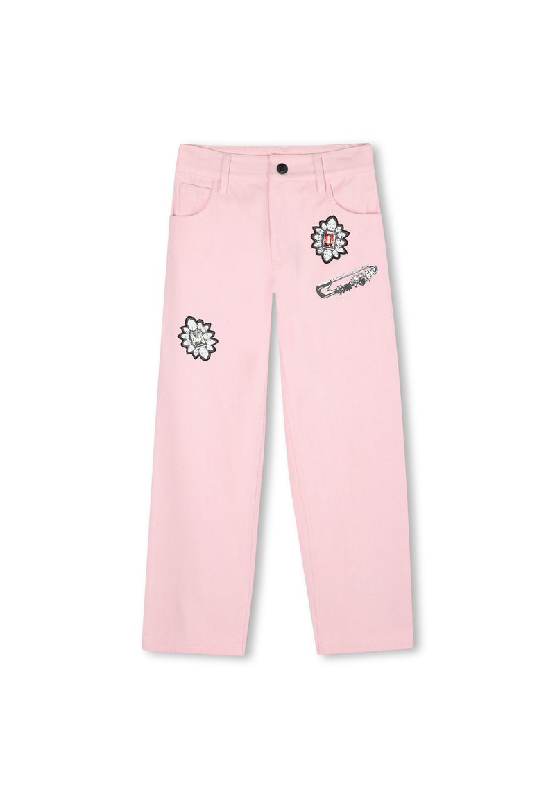 Pantaloni in denim rosa a gamba larga con tasche frontali e toppe ricamate decorative in nero e argento. Include dettagli delle cuciture.