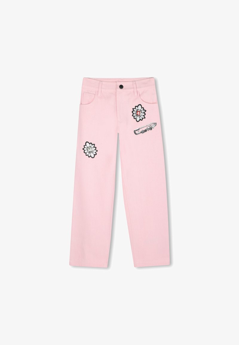 Pantaloni in denim rosa a gamba larga con tasche frontali e toppe ricamate decorative in nero e argento. Include dettagli delle cuciture.