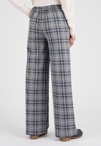 Ruitvormige broek met brede pijpen, voorzien van een grijze basis met blauwe en witte ruitpatronen, een elastische tailleband en een zachte textuur.