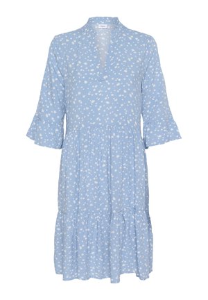 Lyseblå kjole med hvite blomster mønstre, trekvart ermer med volanger, v-utringning og lagdelt nederkant. Laget av lettvektig stoff.