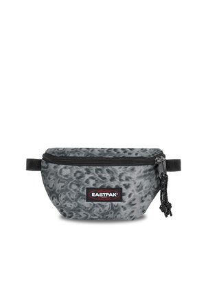 Sac banane Eastpak gris et noir imprimé léopard avec fermeture éclair noire et sangle réglable, patch logo devant, isolé sur fond blanc.
