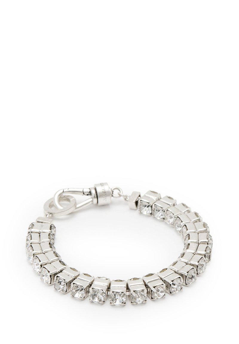 Bracciale d'argento con maglie quadrate in argento alternate a cristalli trasparenti. L'attacco a chiusura aggiunge funzionalità al design.