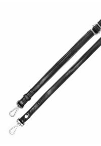 Czarny pasek ze skóry z srebrnymi okuciami, wyposażony w dwa metalowe zaczepy na obu końcach i gładką fakturą, zaprojektowany do mocowania do toreb lub akcesoriów.
