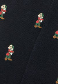 Tejido de punto azul con un patrón repetido de un enano de dibujos animados vestido con atuendo rojo y verde, con zapatos marrones y detalles intricados.