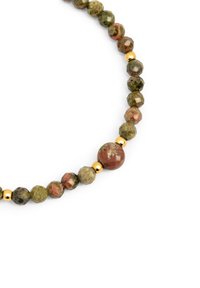 Collar de cuentas con piedras pulidas de colores variados en tonos verdes y rojizos, intercaladas con acentos dorados y detalles facetados.