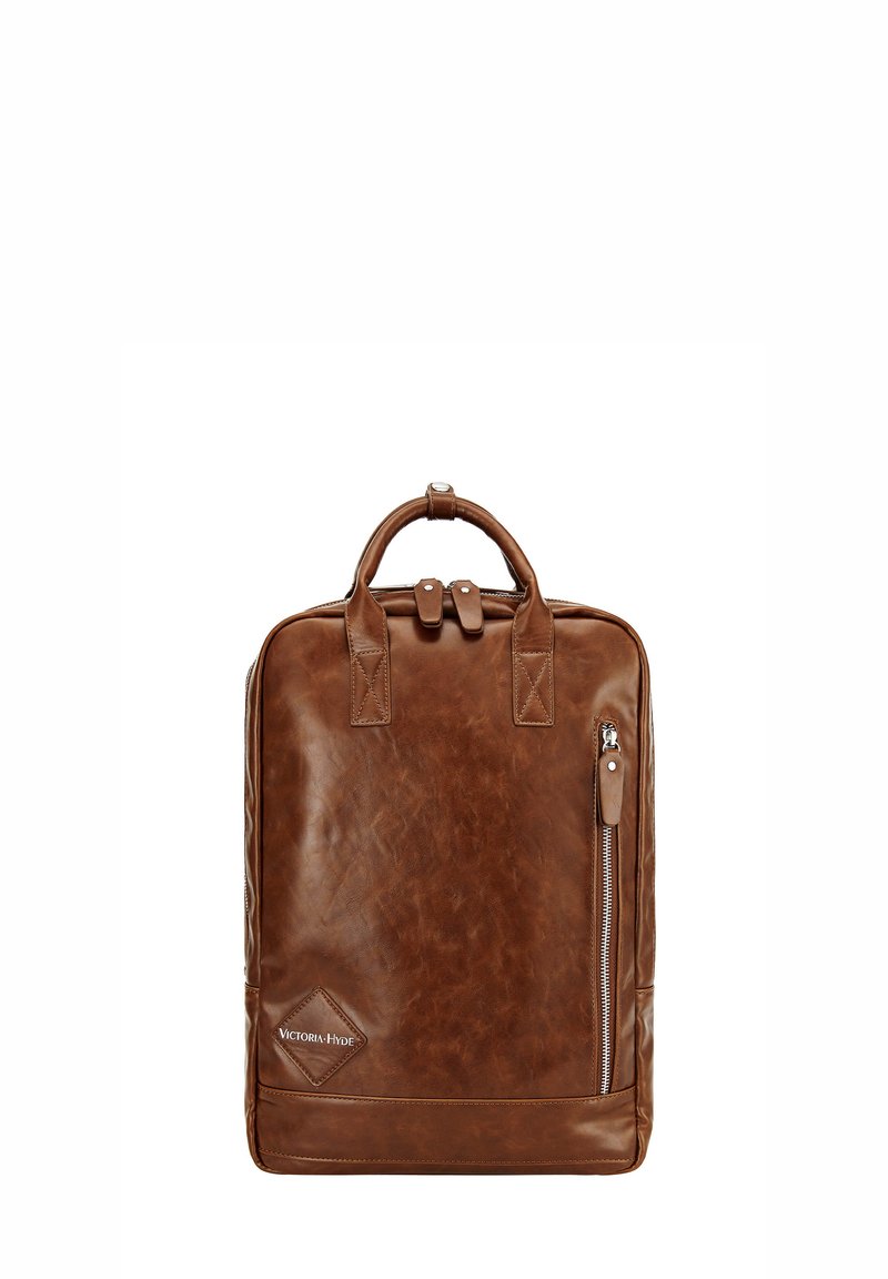 Mochila de cuero marrón con un diseño estructurado, dos asas superiores, un bolsillo delantero con cremallera y detalle de logo. Textura suave con un acabado brillante.