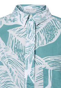 Kurzarmhemd in Teal und Weiß mit einem blattähnlichen Muster. Der Stoff ist leicht und aus Baumwolle, mit einem spitzen Kragen und einer Brusttasche.