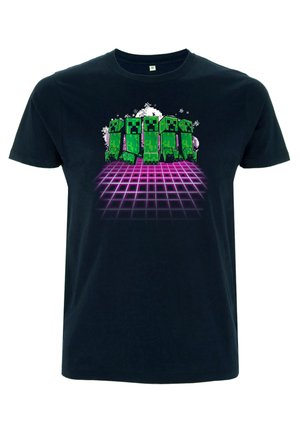 Camiseta de algodón azul marino con un gráfico de cuatro personajes pixelados verdes sobre un fondo de cuadrícula rosa, con acentos de nubes blancas.