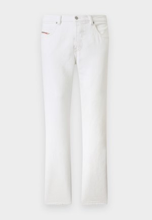 Witte jeans met rechte pijpen, voor- en achterzakken, riemlussen en een metalen knoopsluiting in de taille.