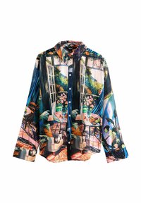 Overhemd met lange mouwen en knopen, met een kleurrijke print van het uitzicht door een open raam, binnenplanten, meubels en een kat die op een stoel zit.