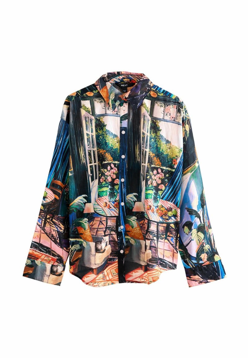 Overhemd met lange mouwen en knopen, met een kleurrijke print van het uitzicht door een open raam, binnenplanten, meubels en een kat die op een stoel zit.