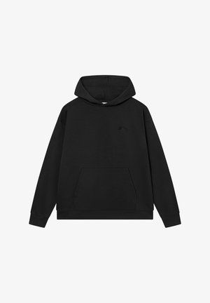 Czarna bluza z kapturem wykonana z miękkiego materiału, z kieszenią kangurką, ściągaczami na rękawach oraz małym logo na piersi. Klasyczny model przez głowę.