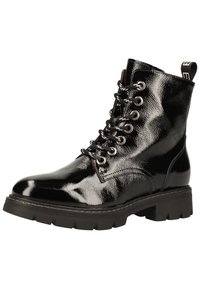 Černé kotníkové boty z lakované kůže s kulatou špičkou, šněrováním vpředu, stříbrnými oky a robustní černou podrážkou. Texturovaný povrch a poutko na zadní části.
