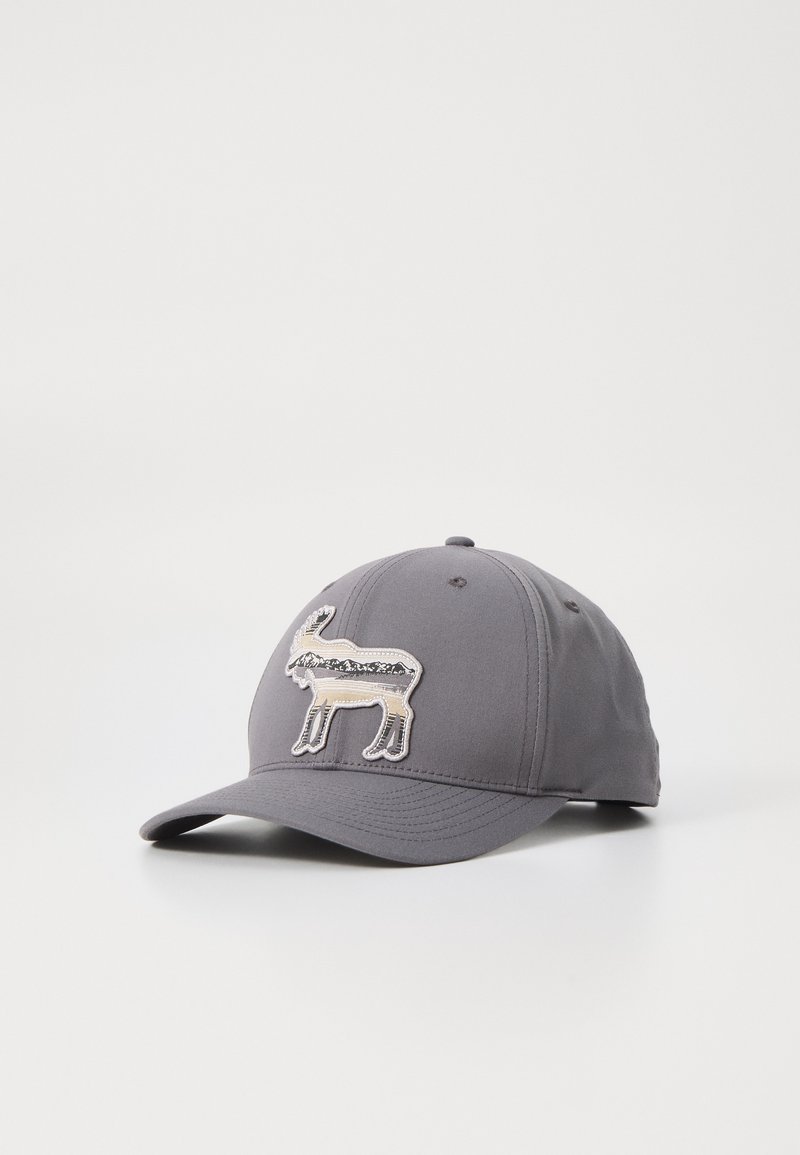 Grå keps med en strukturerad skärm och en broderad älgdesign med en flerfärgad bakgrund på framsidan.