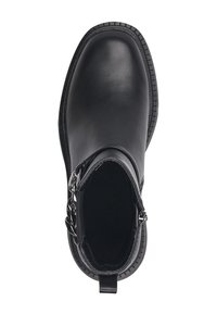 Bottine en cuir noir avec bout arrondi, fermeture éclair latérale et boucle métallique décorative, vue de dessus.