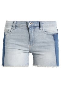 Džínové šortky s světle modrým omakem a tmavě modrými bočními panely, s roztrhaným lemem, pětikusovým designem a kovovým zapínáním na knoflík.