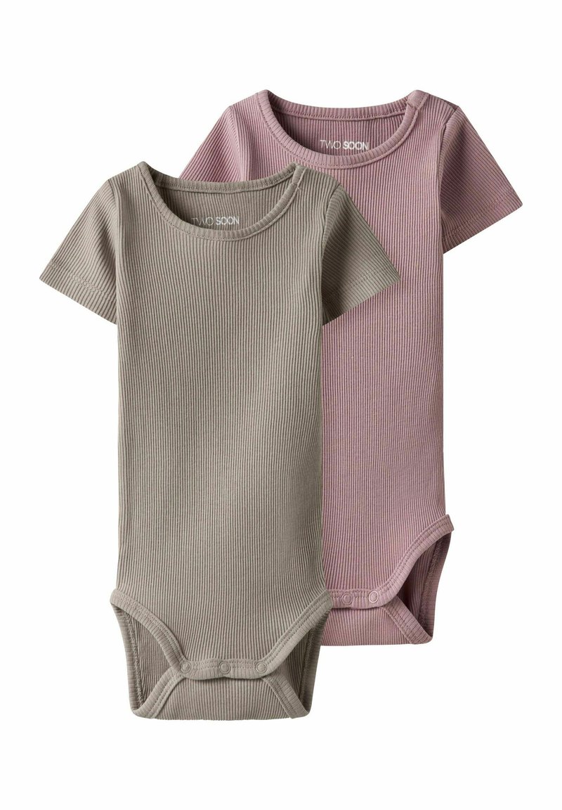 Deux bodysuits à manches courtes dans des teintes atténuées de vert olive et de lavande douce. Ils présentent une texture côtelée et une fermeture à pression au bas.