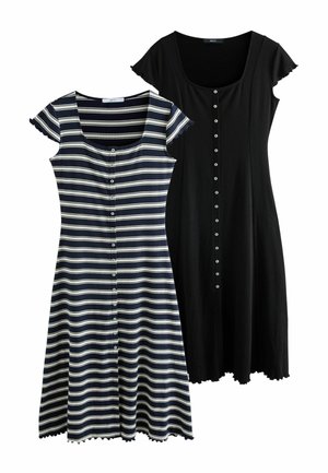Zwei Kleider präsentiert: eines navy gestreift mit kurzen Rüschensäumen und Knopfleiste, das andere einfarbig schwarz mit einem ähnlichen Knopfdesign und gefranstem Saum.