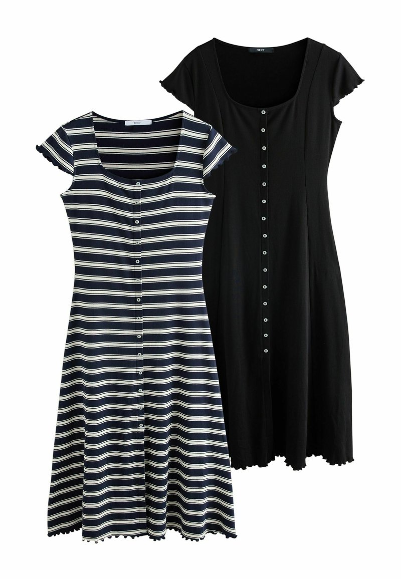 Két ruha: az egyik tengerészkék-fehér csíkos, rövid fodros ujjakkal és gombos elülső résszel; a másik egyszínű fekete, hasonló gombos elülső résszel és hullámos szegéllyel.