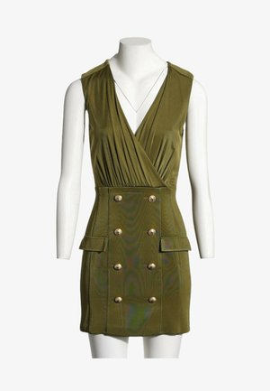 Vestido mini sin mangas en verde oliva con escote en V cruzado, botones dorados de doble abotonadura y dos bolsillos con solapa en las caderas.