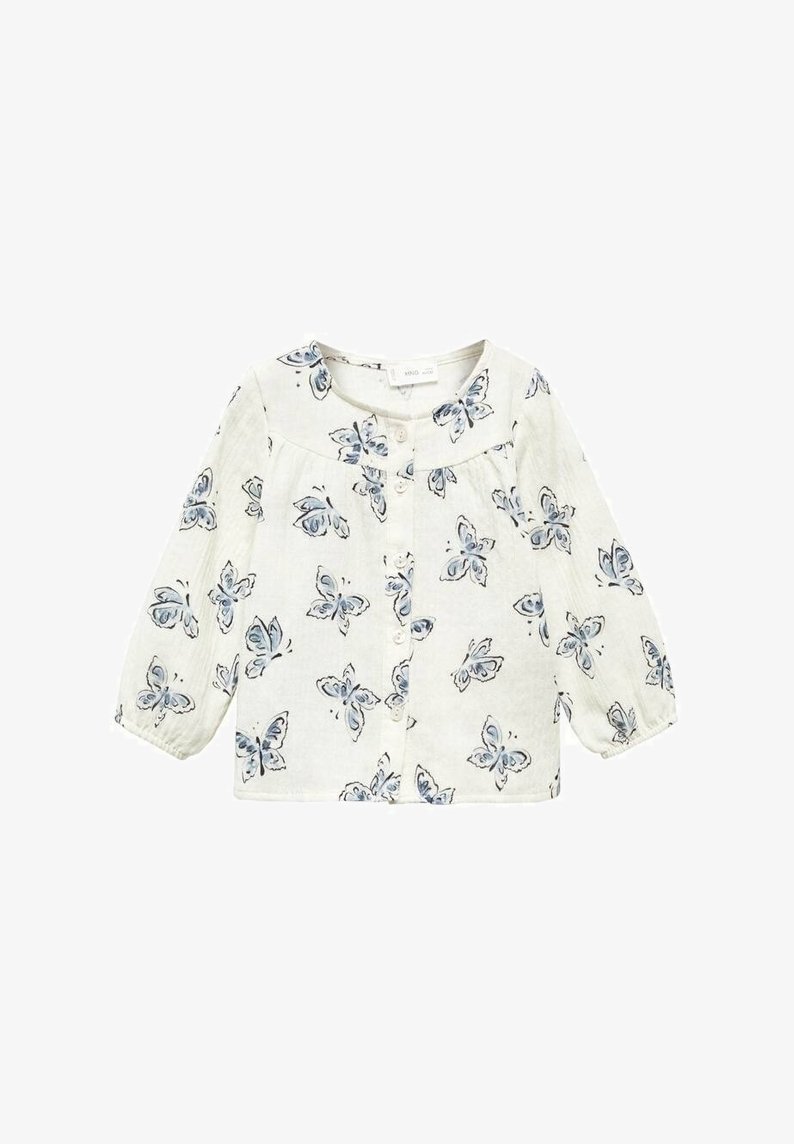 Blouse blanche à manches longues avec imprimé papillons bleus, col rond, fermeture boutonnée sur le devant, et tissu légèrement froncé sous le yoke.