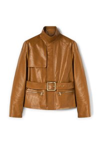 Veste en cuir marron avec un col haut, rabat de poche avant et taille ceinturée, dotée de quincaillerie dorée et de deux poches zippées.