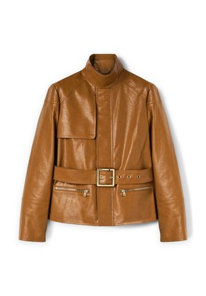 Bruine leren jas met hoge kraag, voorzakflap en een ceintuur in de taille, voorzien van goudkleurige hardware en twee ritszakken.