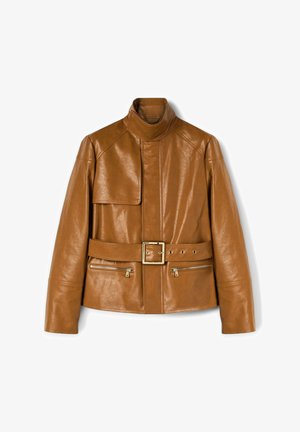 Giacca in pelle marrone con colletto alto, flap della tasca frontale e vita con cintura, caratterizzata da accessori in tonalità oro e due tasche con zip.