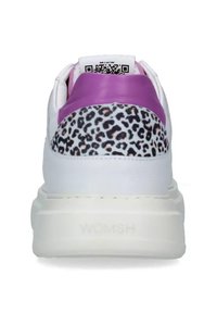 Sneaker in pelle bianca con dettagli in stampa leopardata, tallone viola e suola bianca sollevata con il marchio "WOMSH". Presente un codice QR quadrato.