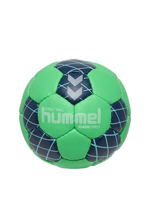 Zielono-granatowa piłka uliczna z geometrycznym wzorem i białym logo "hummel" na zielonych panelach w kształcie pentagonu.