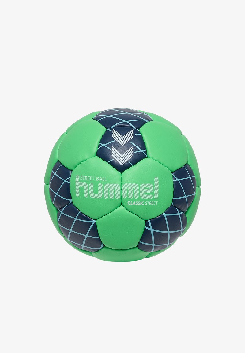 Ballon de streetball vert et bleu foncé avec un motif géométrique et le logo blanc "hummel" sur des panneaux pentagonaux verts.