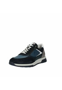 Zapatilla que combina ante azul marino, malla y cuero. Los acentos de color incluyen gris y blanco. Diseño con cremallera lateral y cordones.