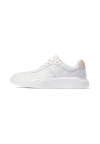Weiße Leder-Sneaker mit glatter Oberfläche, abgerundetem Zehenbereich, durchbrochener Verzierung und einem weichen beige Wildlederelement an der Ferse. Flache Gummisohle.