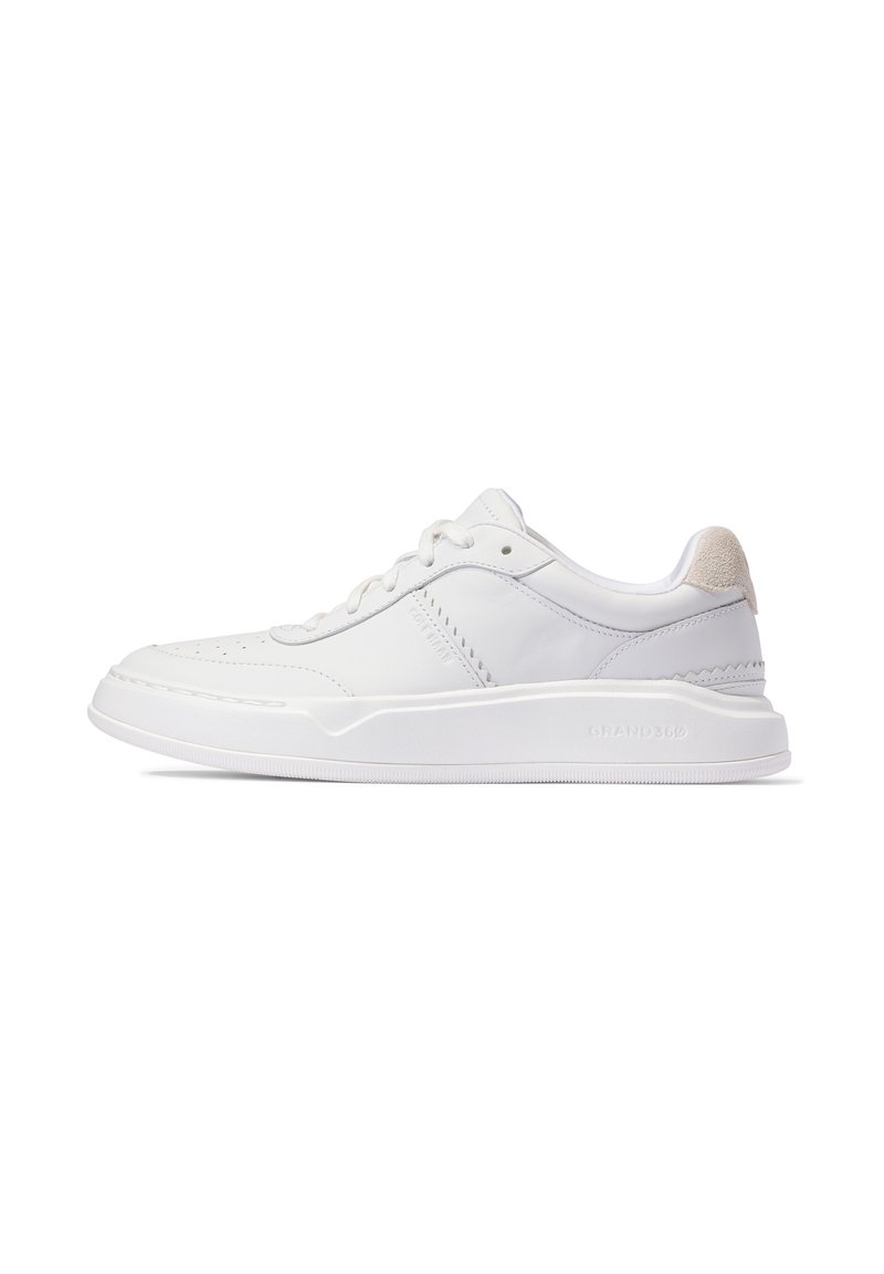 Weiße Leder-Sneaker mit glatter Oberfläche, abgerundetem Zehenbereich, durchbrochener Verzierung und einem weichen beige Wildlederelement an der Ferse. Flache Gummisohle.