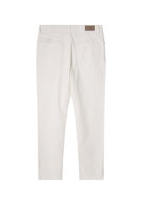 Pantalones de algodón blancos con corte recto, cuentan con dos bolsillos traseros, costuras sutiles y un parche de cuero con logo en la cintura.