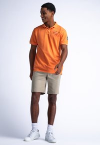 Petrol Industries MEANDER - Pikeepaita - blazing orange