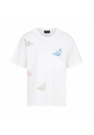 Witte katoenen t-shirt met onregelmatig geplaatste, gestructureerde logo's in lichtroze, blauw en zilver. Klassieke ronde halslijn en korte mouwen.