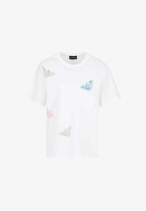 Witte katoenen t-shirt met onregelmatig geplaatste, gestructureerde logo's in lichtroze, blauw en zilver. Klassieke ronde halslijn en korte mouwen.