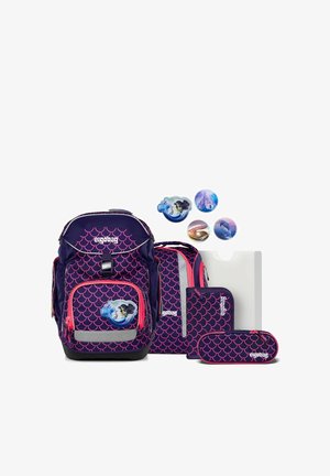 Ensemble sac à dos violet avec motif d’échelle rose, comprenant un sac à dos, une trousse, un classeur et quatre badges ronds sur le thème fantastique.