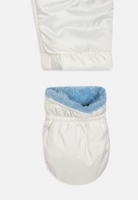 Manoplas blancas aislantes con un suave forro de piel sintética azul. Forma redondeada y puños fruncidos para un ajuste ceñido. Acabado exterior liso y brillante.