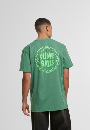 Grønn bomulls T-skjorte med et stort, dristig "SLIME BALLS" grafikk i lys grønn på baksiden, med korte ermer og en avslappet passform.