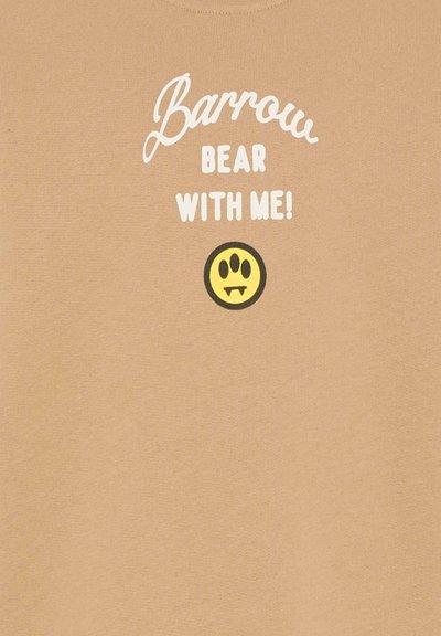 Maglietta di cotone color sabbia con scritta bianca "Barrow BEAR WITH ME!" e una faccina sorridente gialla con impronte di zampe nere e zanne.