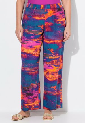 Breede broekspijpen in een levendig abstract patroon met tinten paars, roze en oranje. Gemaakt van lichtgewicht materiaal met een elastische tailleband.