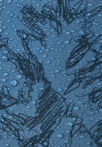 Teksturowana niebieska tkanina z różnorodnymi czarnymi szkicami, prezentująca krople wody na powierzchni, co zwiększa wizualną głębię i szczegóły.